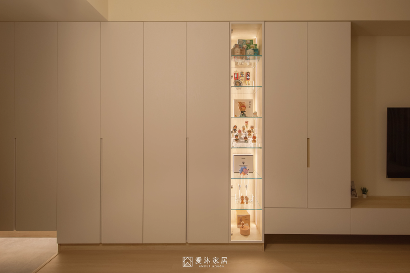 開放式客餐廳串聯玄關空間，搭配弧形屏風與系統櫃規劃，提升居家動線與整體空間感
