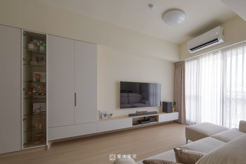 北歐風客廳以懸浮式電視櫃搭配整面系統收納櫃，維持明亮簡潔的空間視覺