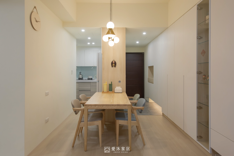 北歐風餐廳以淺木色餐桌椅搭配造型吊燈，營造溫潤舒適的一家人用餐空間