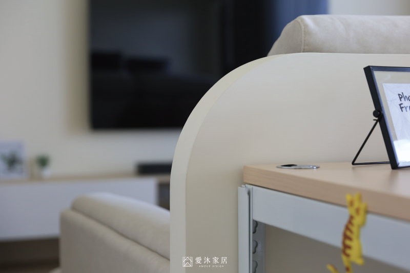 半牆書房以圓弧收邊柔化空間線條，界定客廳與書房空間並維持開放通透的視覺感受