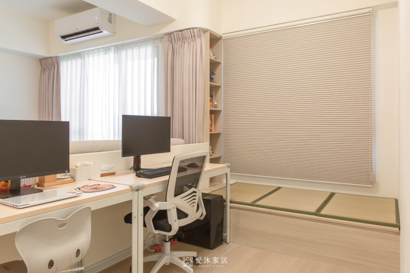 餐廳旁規劃淺木色開放式電器櫃，集中收納微波爐、氣炸鍋與常用餐廚家電