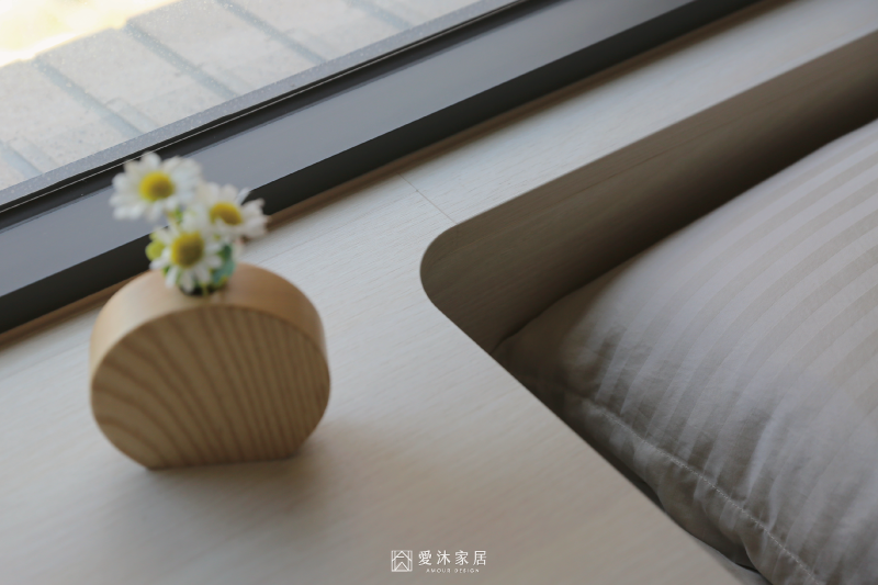 次臥窗邊書桌採圓弧收邊設計，柔化靠近床鋪的桌面轉角並減少日常碰撞