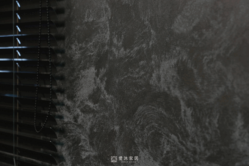 電競房深色藝術塗料牆面細節,在不同燈光映照下呈現豐富色澤與紋理變化