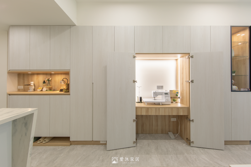 混搭北歐風的系統櫃設計，隱藏縫紉機的工作桌，節省空間、提升收納機能