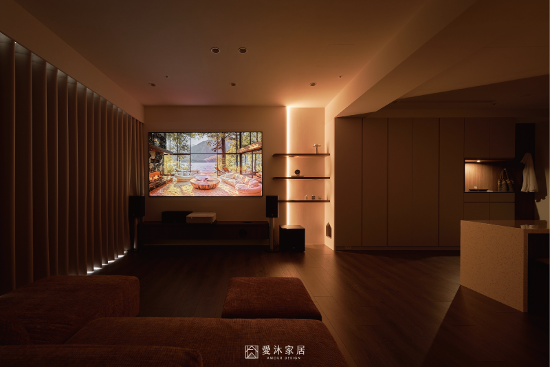 客廳家庭劇院搭配電動窗簾與暖色情境照明，夜間轉換為適合在家觀影與放鬆休息的沉浸式空間
