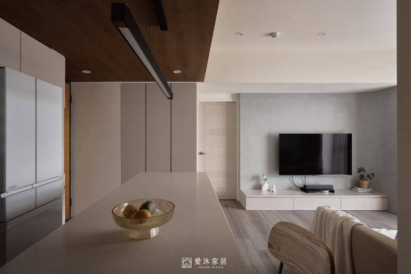 柔霧灰麂皮漆電視牆搭配懸浮電視櫃，與奶灰色收納櫃呈現輕盈層次