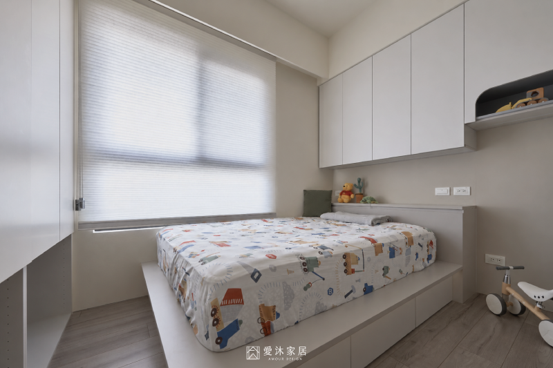現代北歐風小孩房設計,奶灰與天空藍系統櫃結合床底抽屜及吊櫃收納