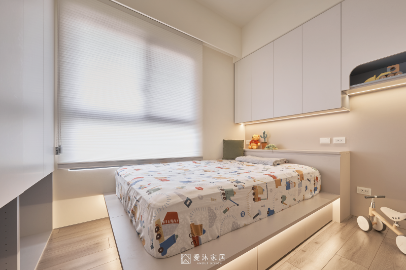 小孩房床架加入床底間接照明,搭配上方收納櫃營造溫馨輕盈的懸浮感