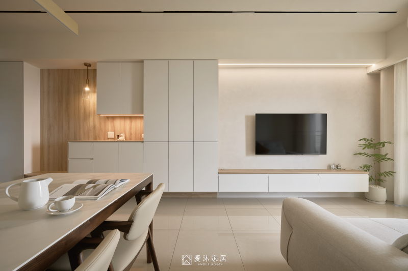 北歐風客餐廳裝潢，淺木色系統櫃搭配白色電視牆