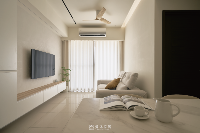 北歐風客廳裝潢，自然採光與懸浮電視櫃設計