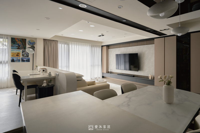 現代風客餐廳設計，開放式空間結合中島餐桌與大理石電視牆