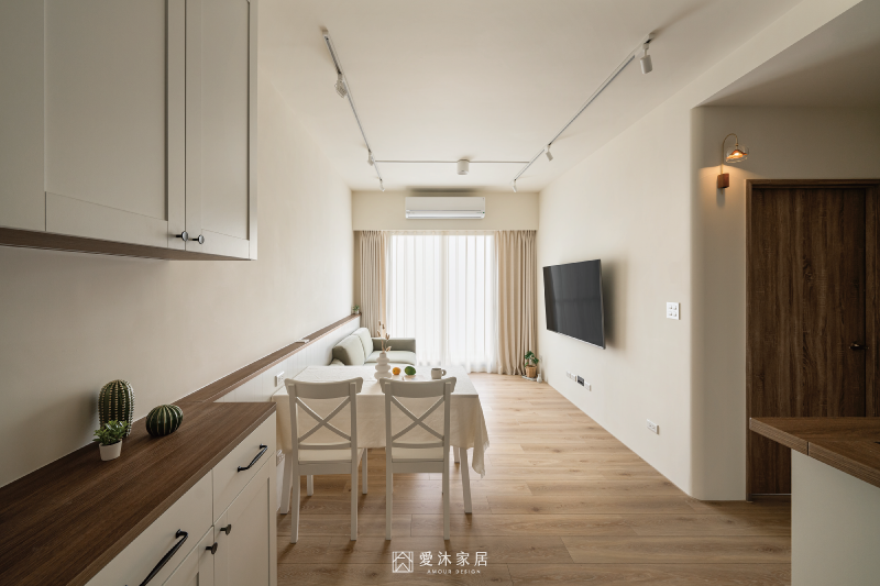 鄉村風客餐廳設計，白色線板系統櫃搭配木質餐桌與自然採光空間