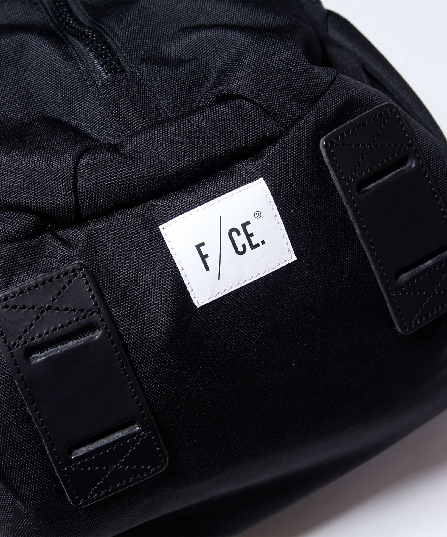 模特兒佩戴旅行後背包黑色款的圖片，品牌logo