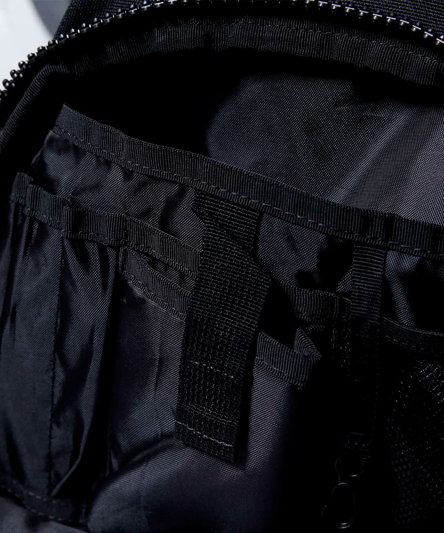 模特兒佩戴旅行後背包黑色款的圖片，品牌小包細節