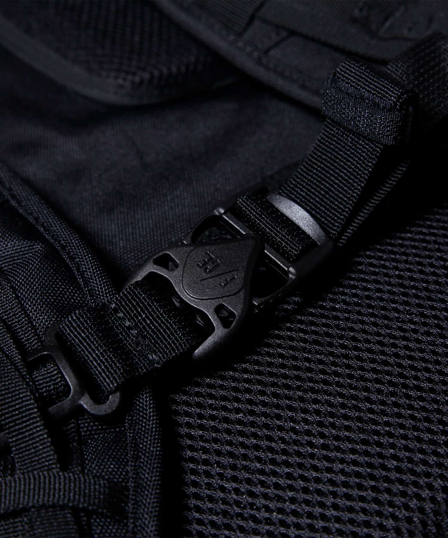 模特兒佩戴旅行後背包黑色款的圖片，減壓扣環