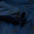 *過季出清*(男)【THE NORTH FACE】防風防潑水滿版LOGO印花外套-海軍藍 NF0A7QTN8Q4_5