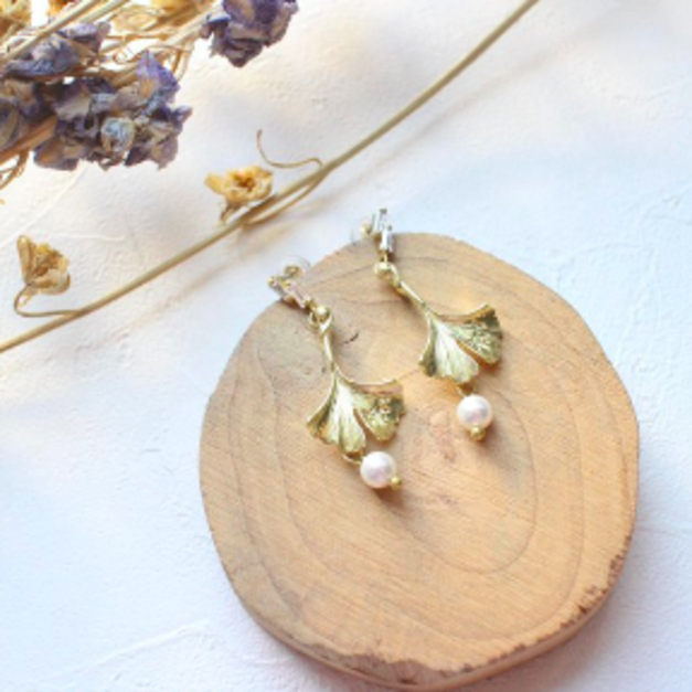 雪冬銀杏 - 珍珠 黃銅耳環-可改夾