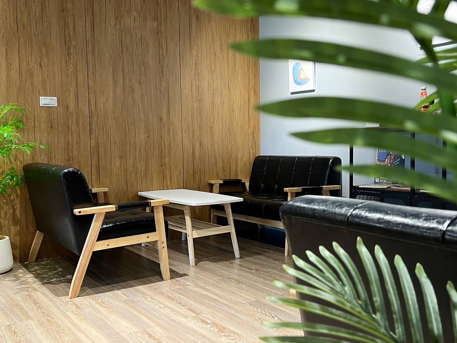 好整理不怕髒造型黑皮沙發擺咖啡廳非常適合