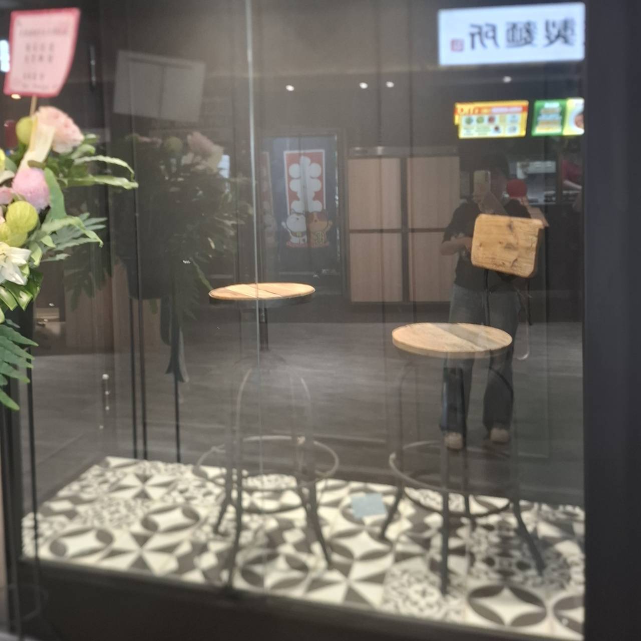 櫥窗區工業風吧檯椅