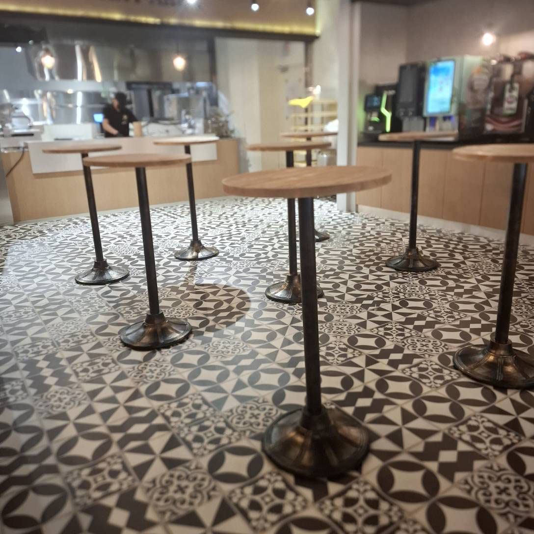 商空吧台站桌區