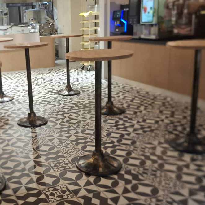 立吞區 吧檯站桌 不佔太多空間又可以給沖沖忙忙的內用客戶