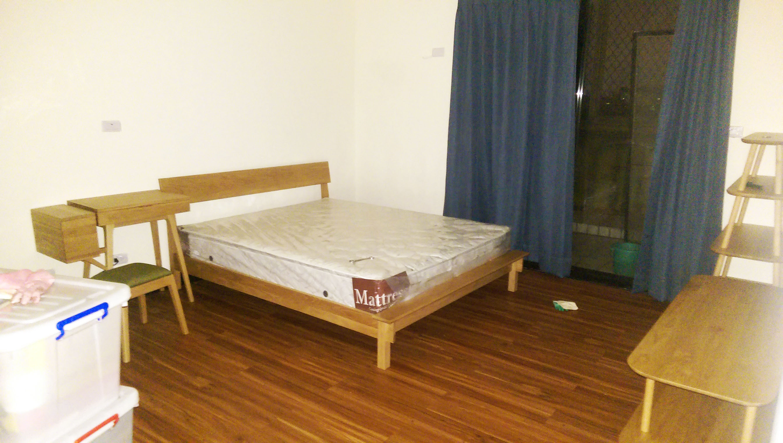 無印風實木床架，化妝台