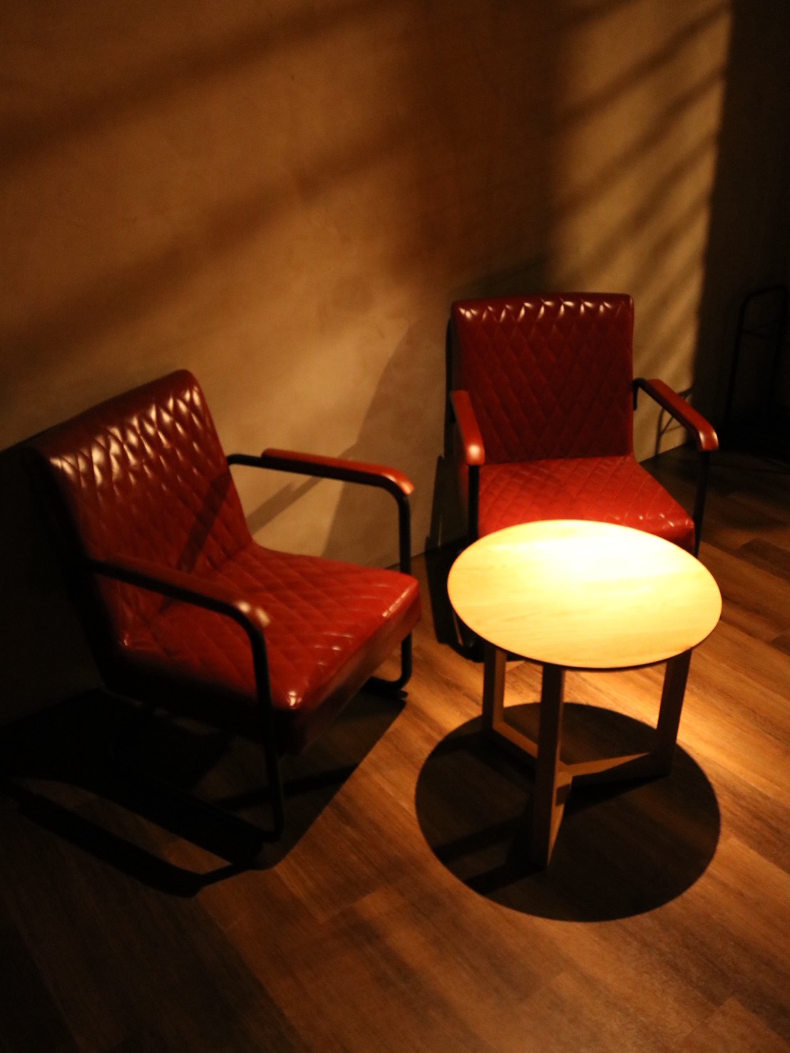 實例分享｜Bar Three Piece｜從 Z 型椅到復古沙發，打造一間讓客人坐下就不想走的店