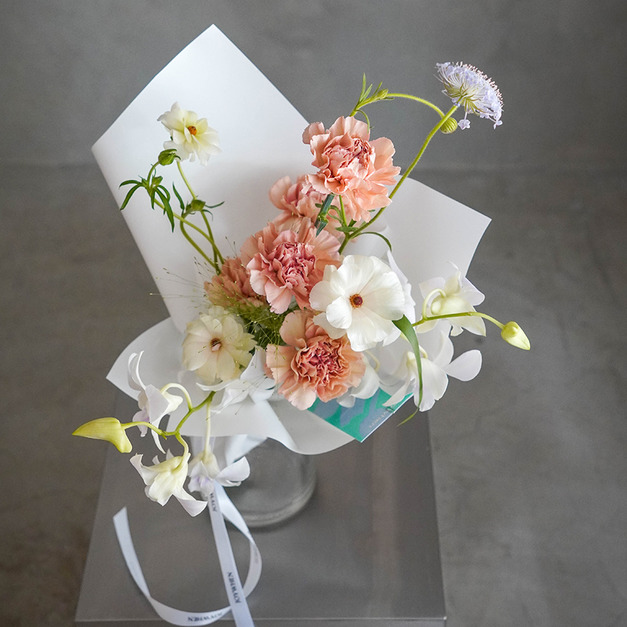 奶茶康乃馨小花束〡奶茶白色系