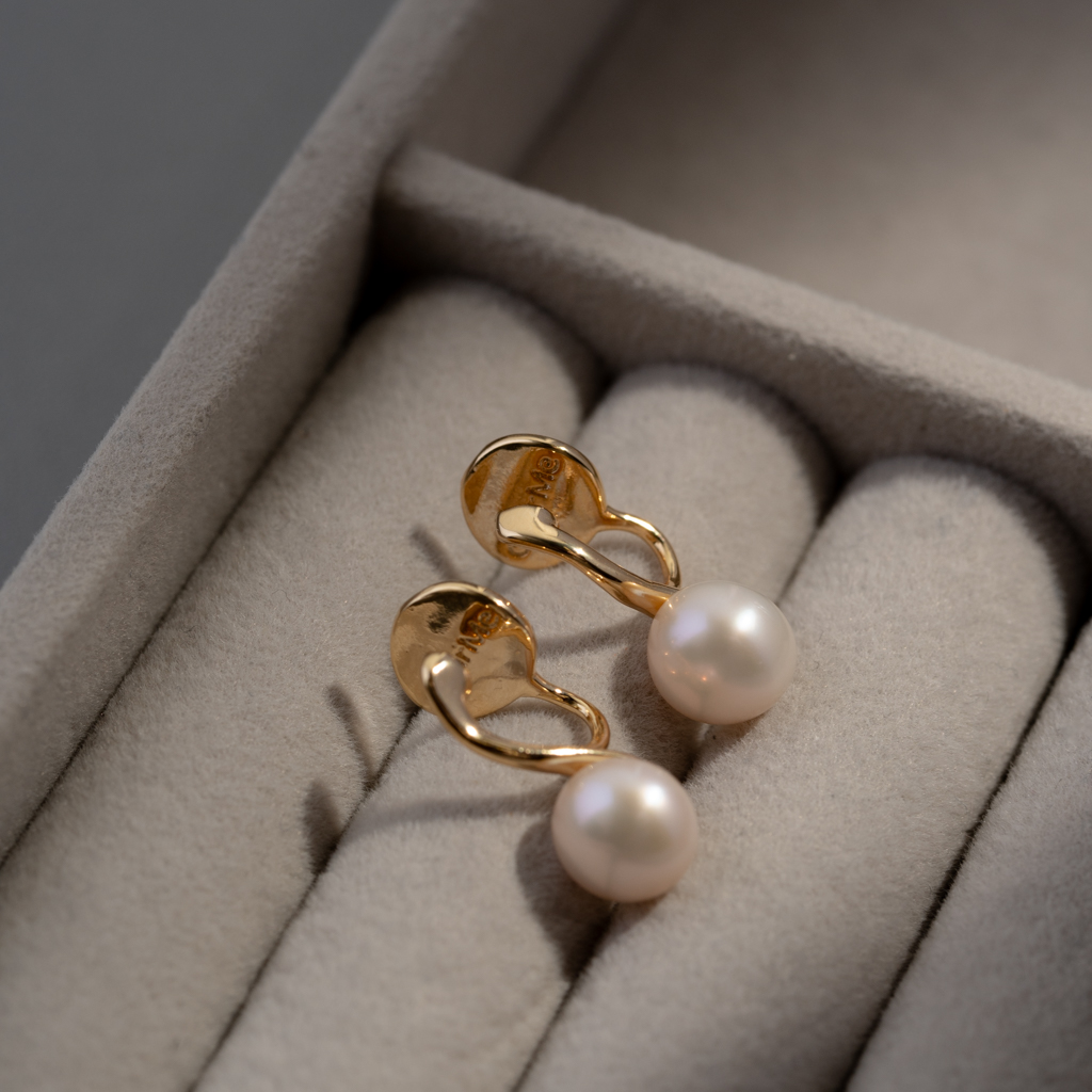 Char Me 耳夾專賣 | 自訂款 | 貼耳線條淡水珍珠．蚊香盤耳夾 - 銀色/金色