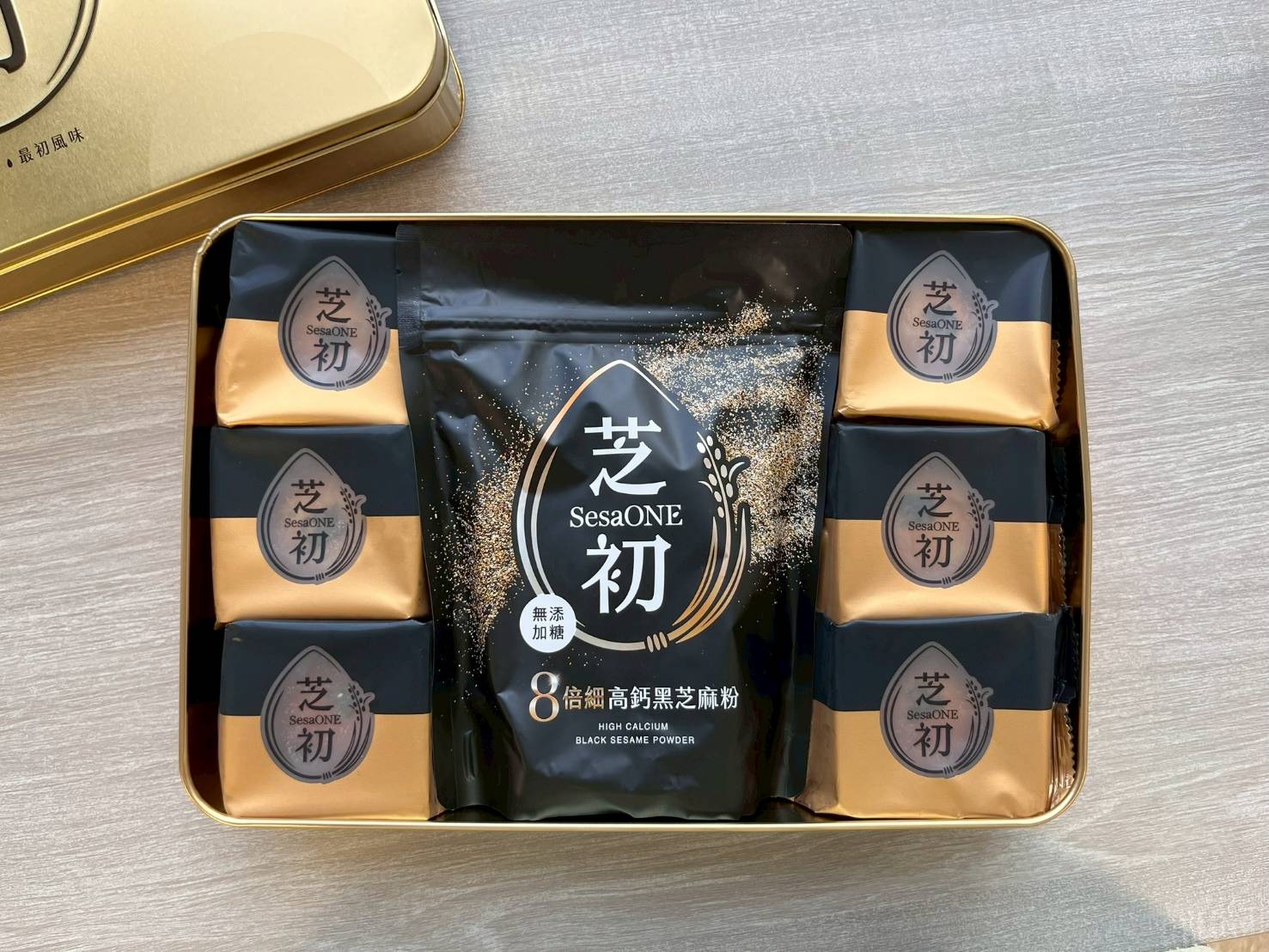芝初 | 【2025中秋禮盒】芝初8倍細黑芝麻Q潤蛋黃酥禮盒(內含6入蛋黃酥+芝麻粉200g*1)-9月陸續出貨