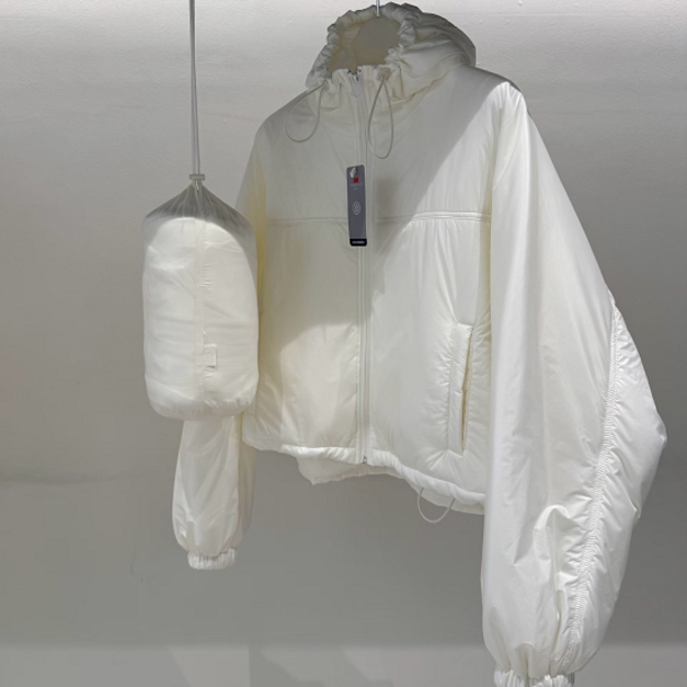 必入!!(設計師款)(3M新雪麗棉)輕量雲朵連帽外套 附收納袋 - 奶白