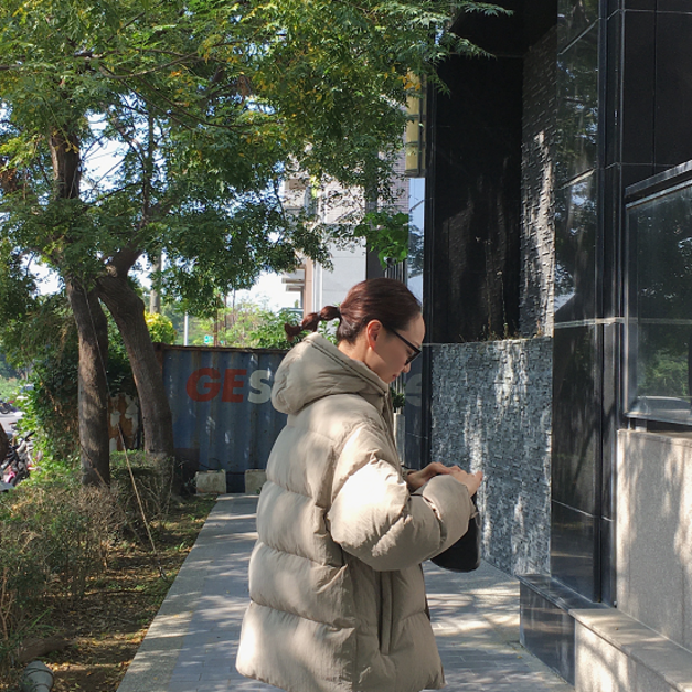 (本期推薦)(設計師款)(80%鴨絨)沉靜色系中長連帽麵包外套 - 米灰、奶棕