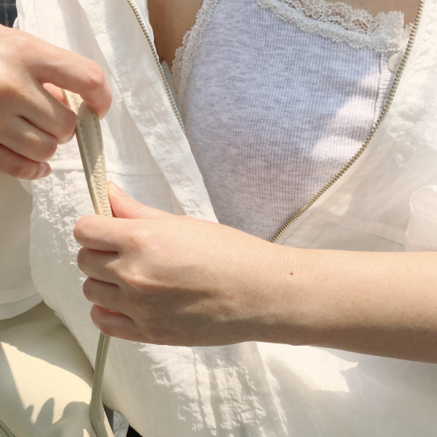 (特價商品不列入優惠折扣)(45%莫代爾)蕾絲拼接排扣背心 - 米白、淺花灰