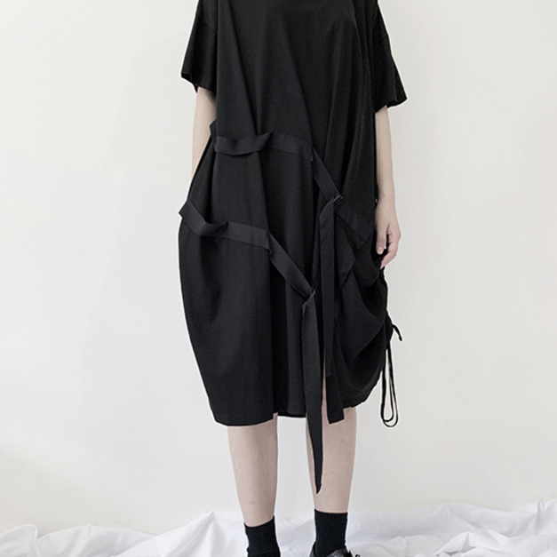 圓弧版型解構鐵環織帶造型拼接抽皺洋裝