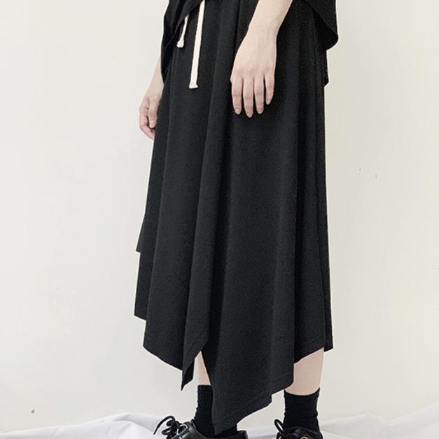 不規則剪裁薄潛水布料造型裙