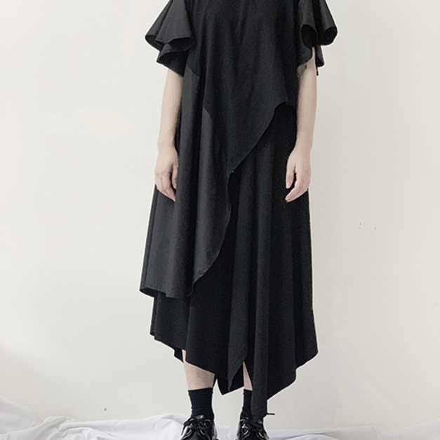 不對稱異材質拼接斜下襬造型袖上衣