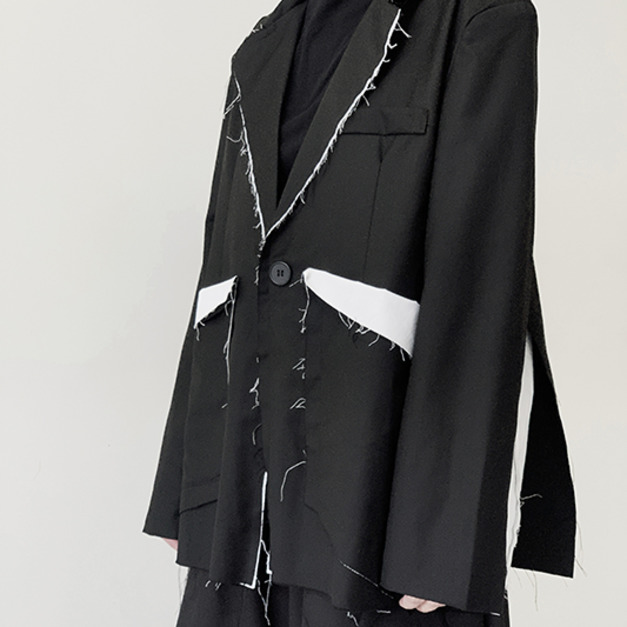 撞色墊肩毛邊設計開衩西裝外套