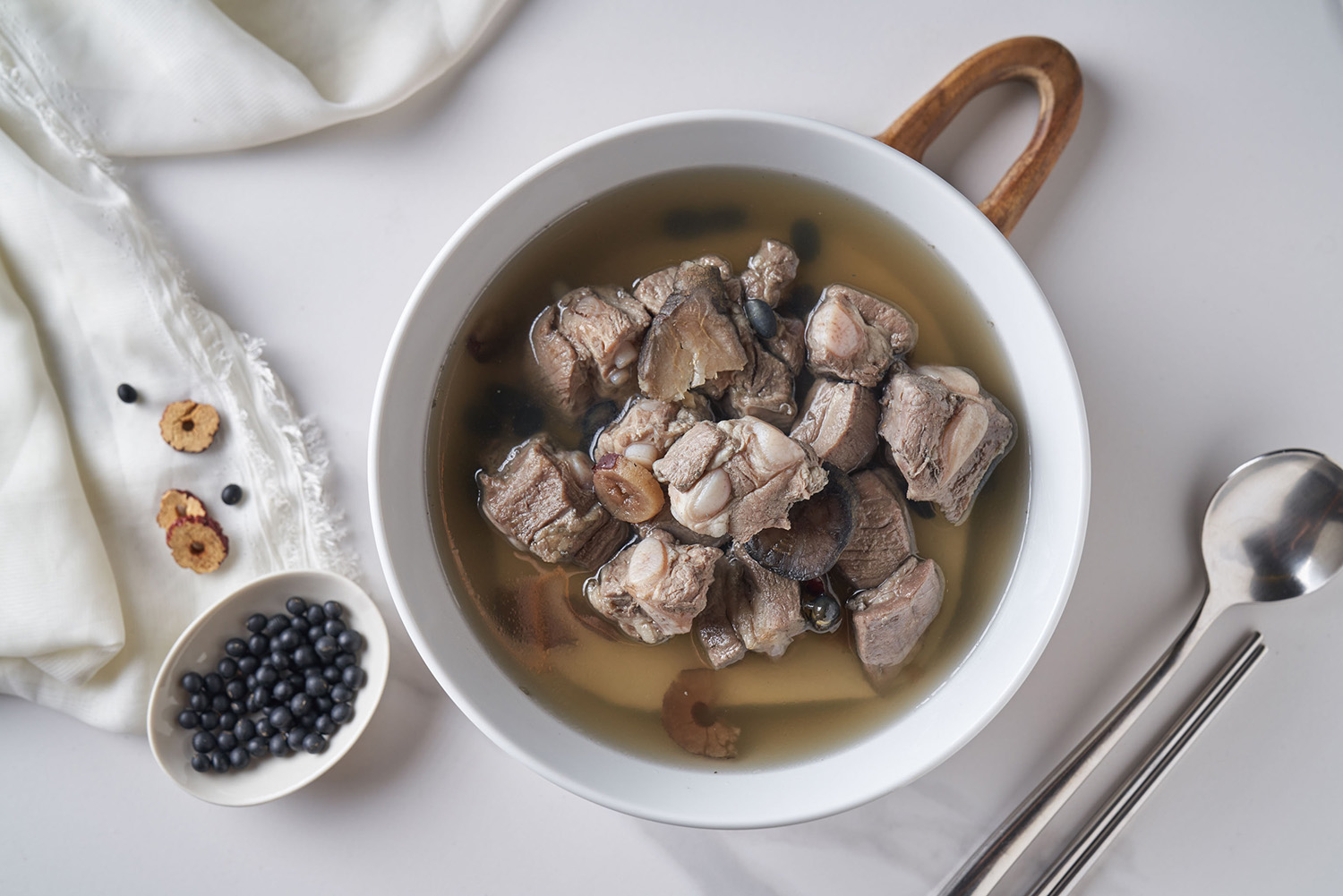 黑豆防己軟排燉盅｜大地黑金之湯 