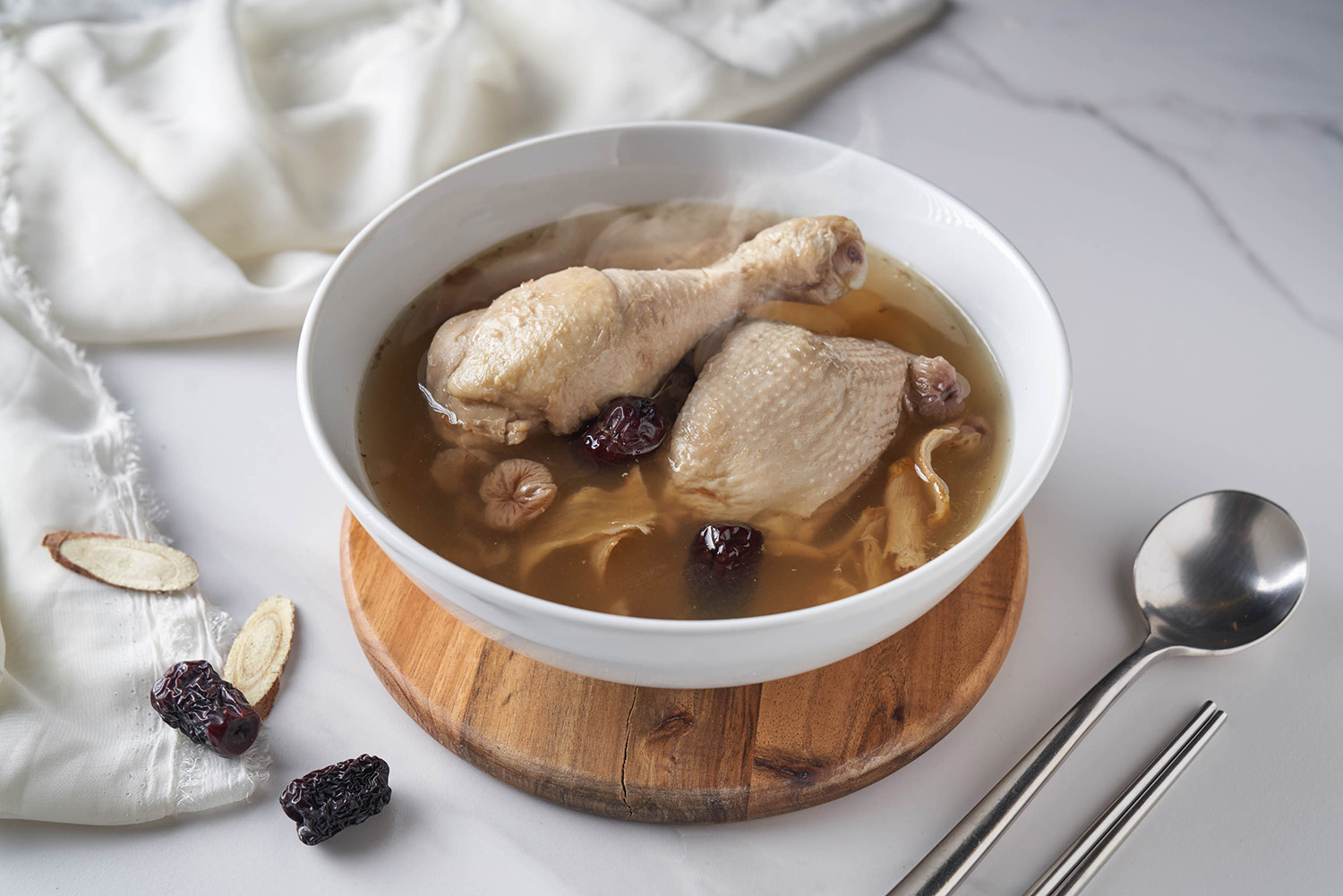 龍眼苦茶雞燉品｜果香交織之湯