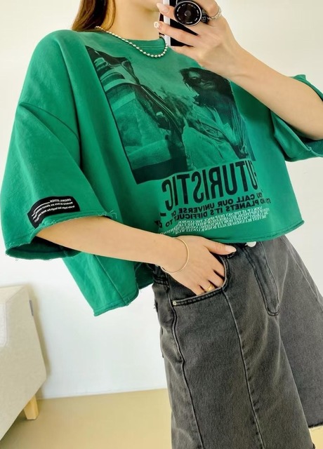 28A2860 墨鏡女人短T