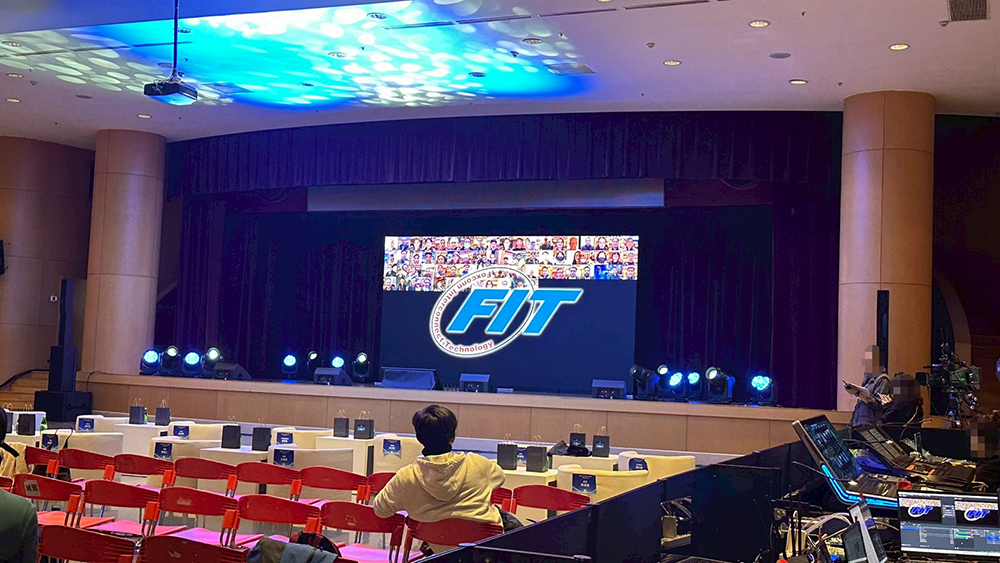 【榮樂文創】 FIT 鴻騰精密科技活動-導入藍訊科技「互動拍照上傳大螢幕輪播」+「合成蒙太奇拼圖牆」