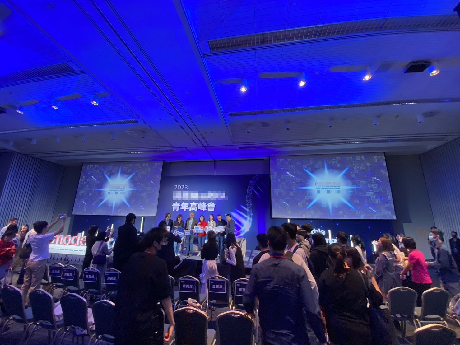 藍訊科技執行 2023企業青年高峰會/研討會 互動拍照即時上傳大螢幕輪播(動態相片輪播牆)+主視覺蒙太奇拼圖 
