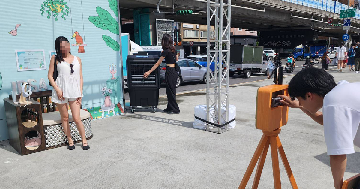 韓式拍貼商機崛起！報紙拍貼機、海報拍貼機帶動展會與品牌行銷，讓你登上報紙頭條！