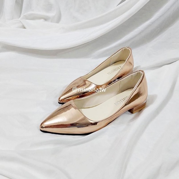 3折✦亮面尖頭低跟鞋 【S3946】MINANA