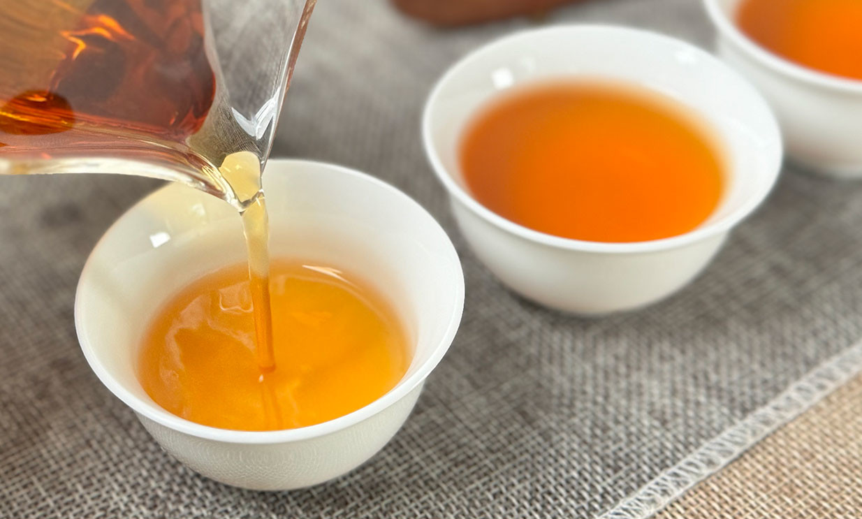 將茶海中濃稠透亮的茶的一杯杯的倒在茶杯中