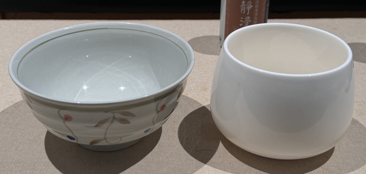 左為泡麵的大碗，右為專門為泡茶設計白瓷水方