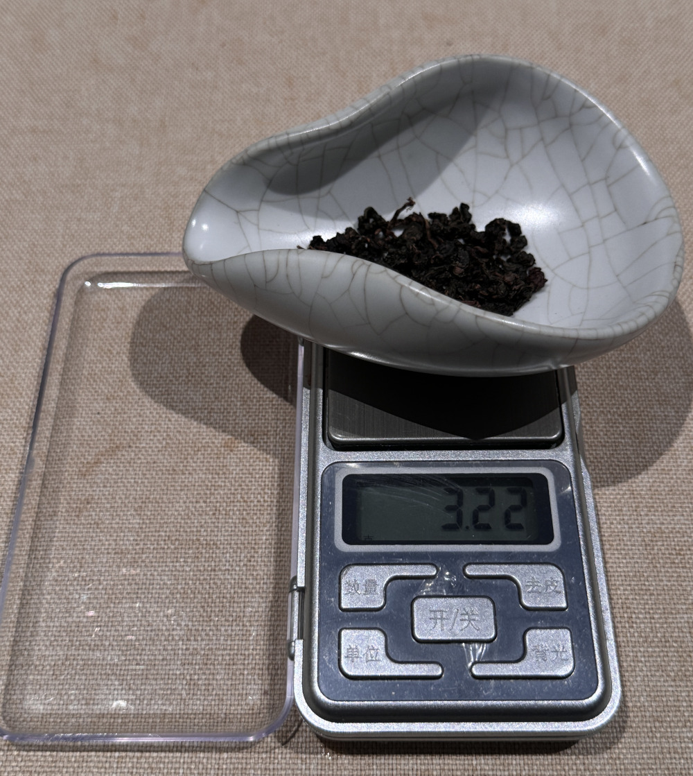 電子秤，秤著 3.22 克的茶葉