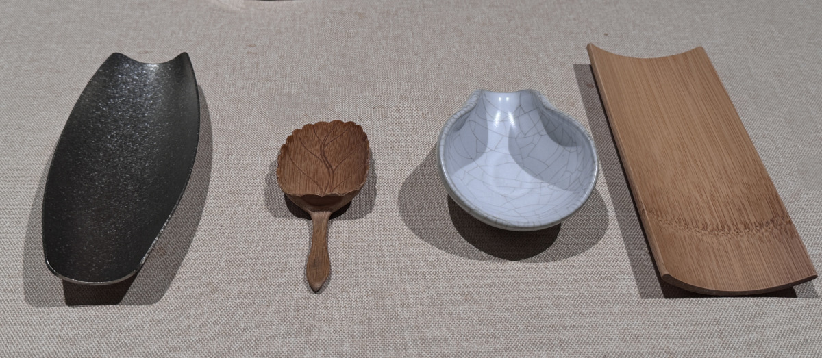 四種茶則（匙），由左至右鈦金屬、花瓣型竹茶匙、瓷茶則、寬竹茶則