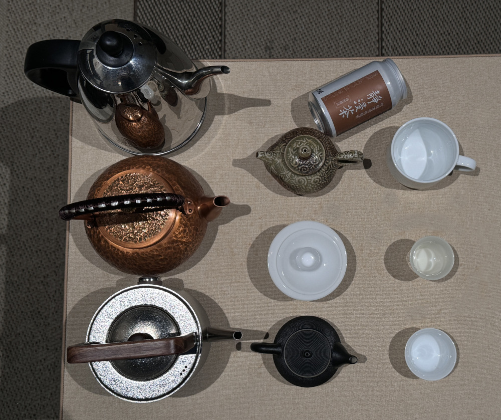照片裡為必備的泡茶器具，由左至右分別是三種燒水壼，三種茶壼，三種茶杯