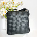 BOTTEGA VENETA BV 編織直式斜背包 黑